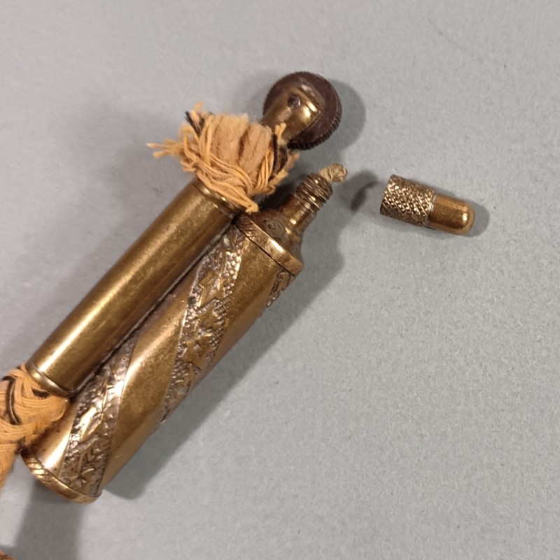 BRIQUET DE POILUS MODELE ANCIEN A ESSENCE ET A MECHE AMADOU